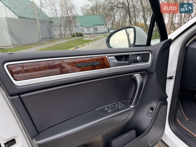 Внедорожник / Кроссовер Volkswagen Touareg 2015 в Александрие