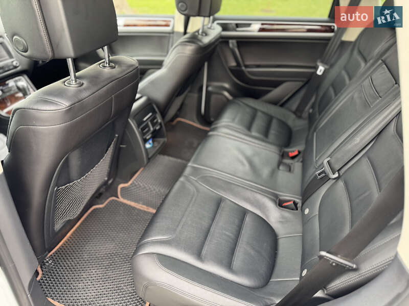 Внедорожник / Кроссовер Volkswagen Touareg 2015 в Александрие