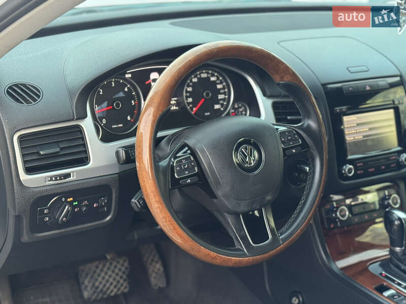 Внедорожник / Кроссовер Volkswagen Touareg 2012 в Хмельницком