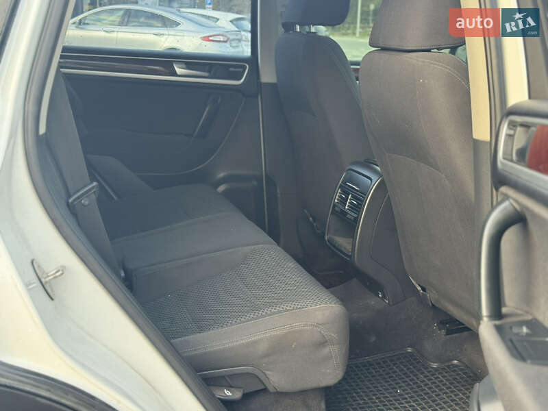 Внедорожник / Кроссовер Volkswagen Touareg 2012 в Хмельницком