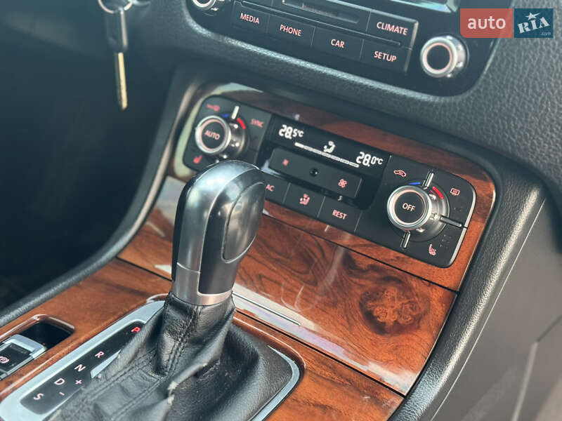 Внедорожник / Кроссовер Volkswagen Touareg 2012 в Хмельницком