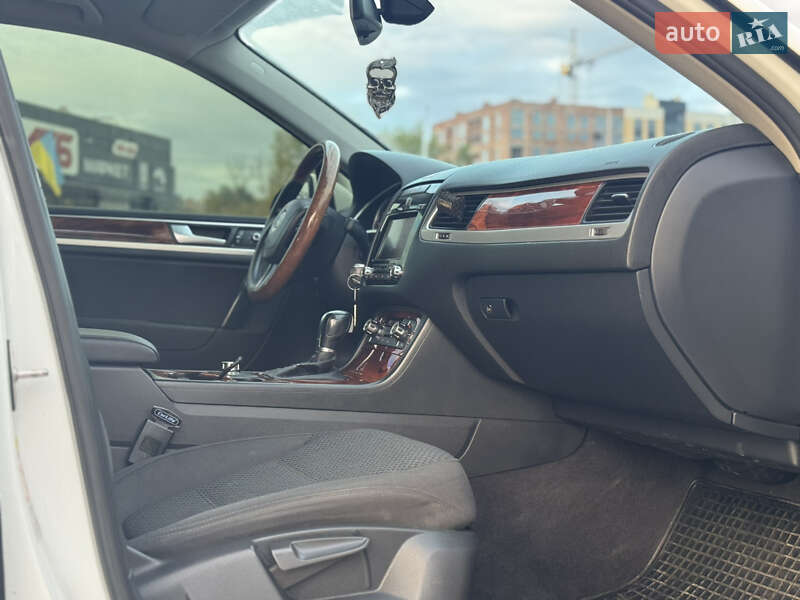 Внедорожник / Кроссовер Volkswagen Touareg 2012 в Хмельницком