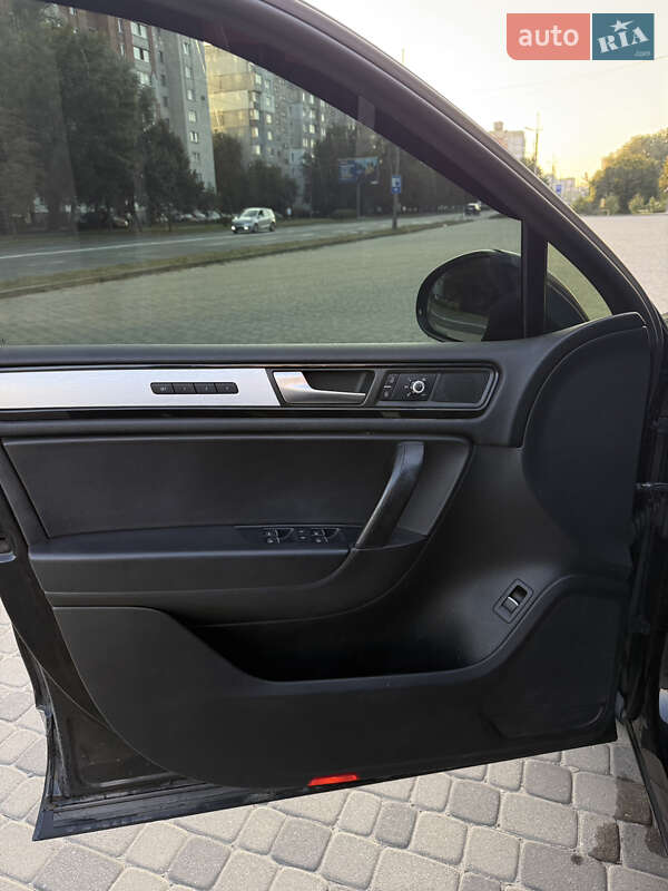 Внедорожник / Кроссовер Volkswagen Touareg 2011 в Хмельницком