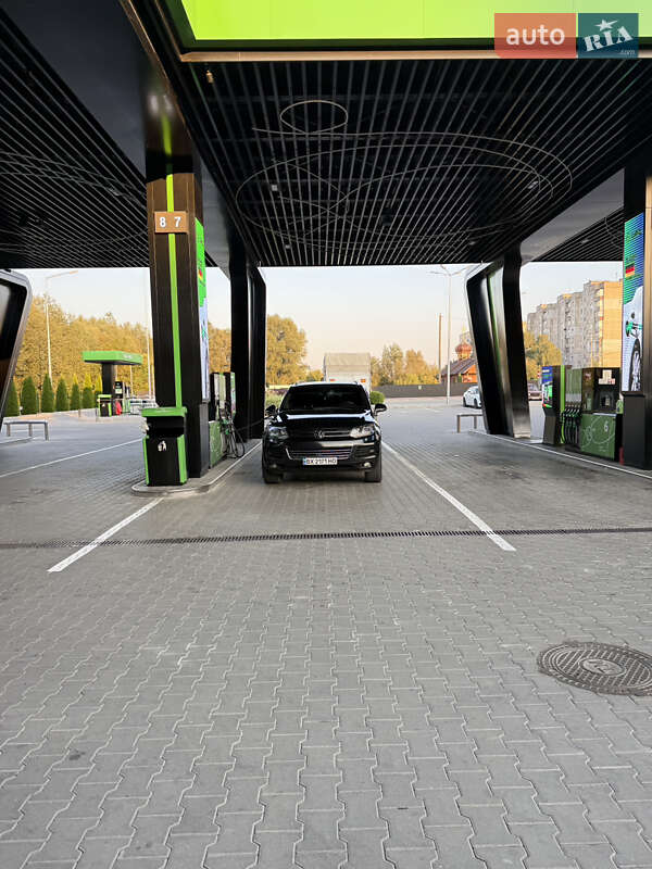 Внедорожник / Кроссовер Volkswagen Touareg 2011 в Хмельницком