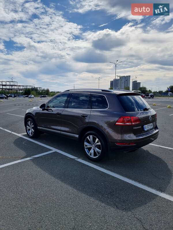 Внедорожник / Кроссовер Volkswagen Touareg 2011 в Киеве