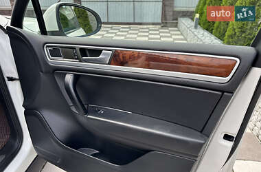 Внедорожник / Кроссовер Volkswagen Touareg 2011 в 