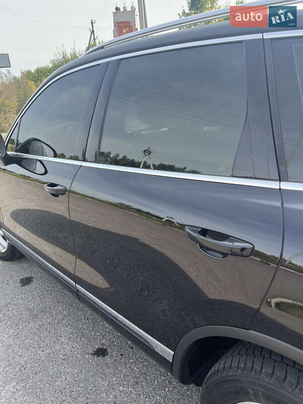 Внедорожник / Кроссовер Volkswagen Touareg 2013 в Львове