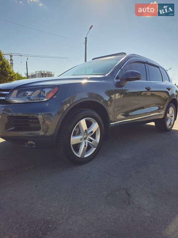 Внедорожник / Кроссовер Volkswagen Touareg 2014 в Полтаве