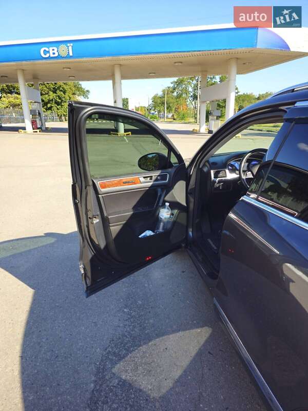 Внедорожник / Кроссовер Volkswagen Touareg 2014 в Полтаве