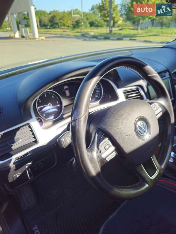 Внедорожник / Кроссовер Volkswagen Touareg 2014 в Полтаве