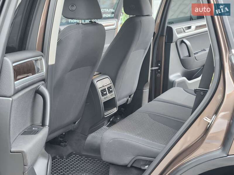 Внедорожник / Кроссовер Volkswagen Touareg 2012 в Виннице