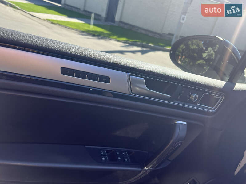 Внедорожник / Кроссовер Volkswagen Touareg 2016 в Киеве