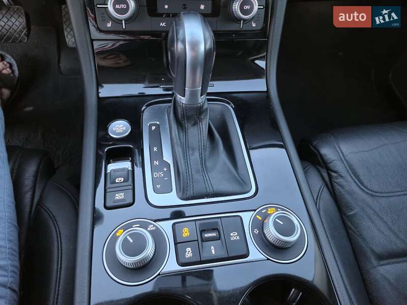 Внедорожник / Кроссовер Volkswagen Touareg 2015 в Одессе