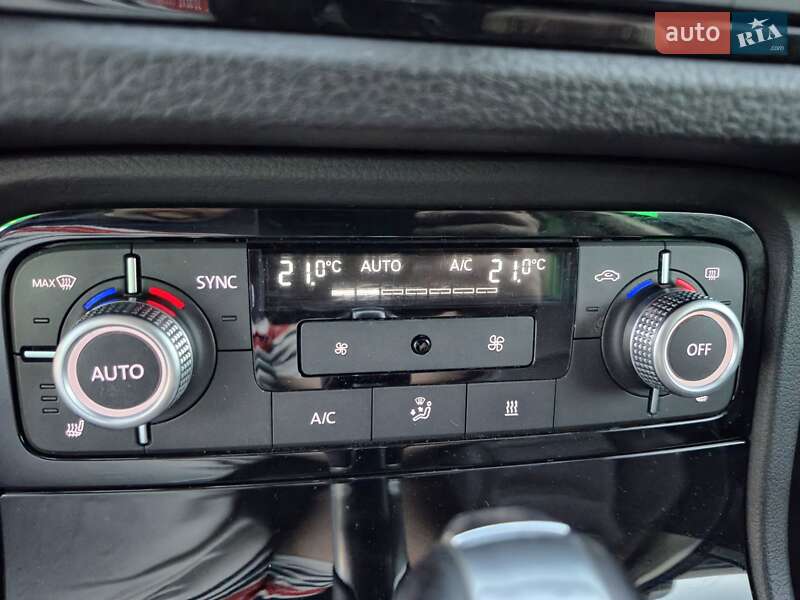 Внедорожник / Кроссовер Volkswagen Touareg 2015 в Одессе