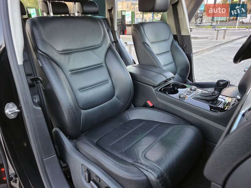 Внедорожник / Кроссовер Volkswagen Touareg 2015 в Одессе