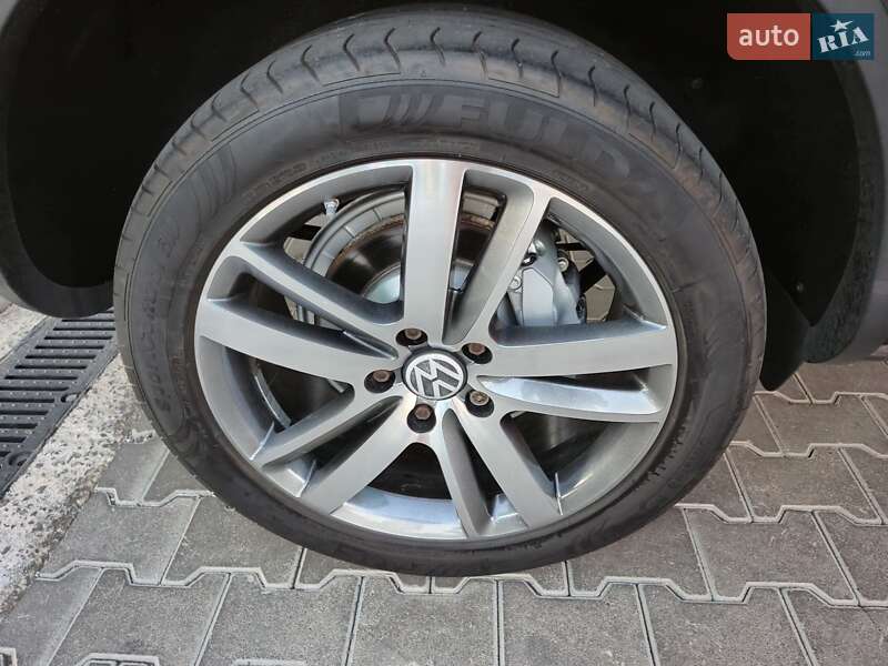 Внедорожник / Кроссовер Volkswagen Touareg 2015 в Одессе