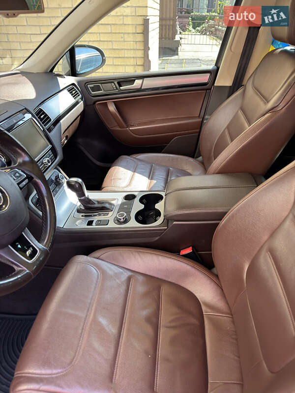 Внедорожник / Кроссовер Volkswagen Touareg 2014 в Киеве