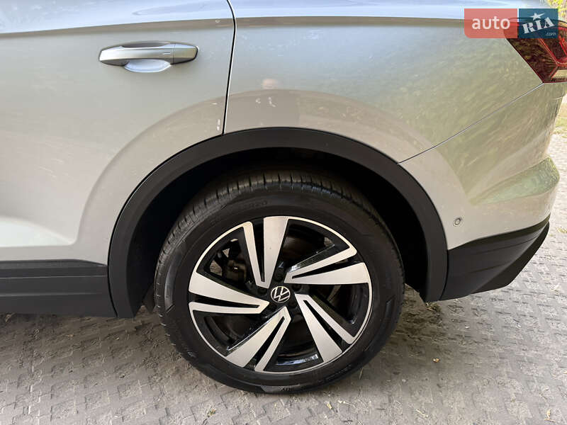 Внедорожник / Кроссовер Volkswagen Touareg 2020 в Киеве