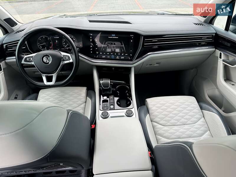 Внедорожник / Кроссовер Volkswagen Touareg 2019 в Мукачево