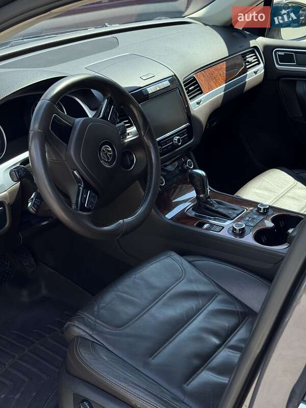 Внедорожник / Кроссовер Volkswagen Touareg 2012 в Днепре