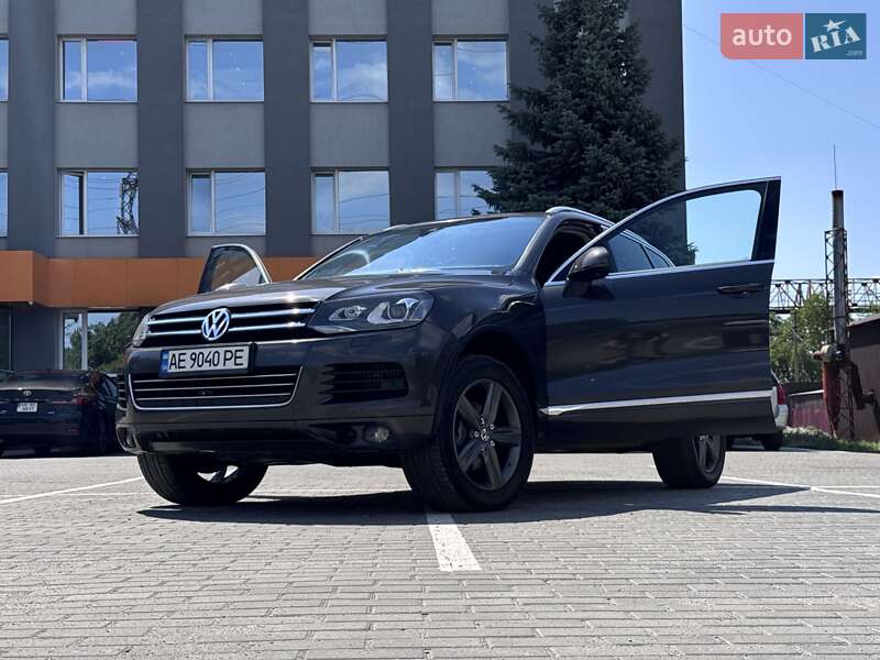 Внедорожник / Кроссовер Volkswagen Touareg 2012 в Днепре