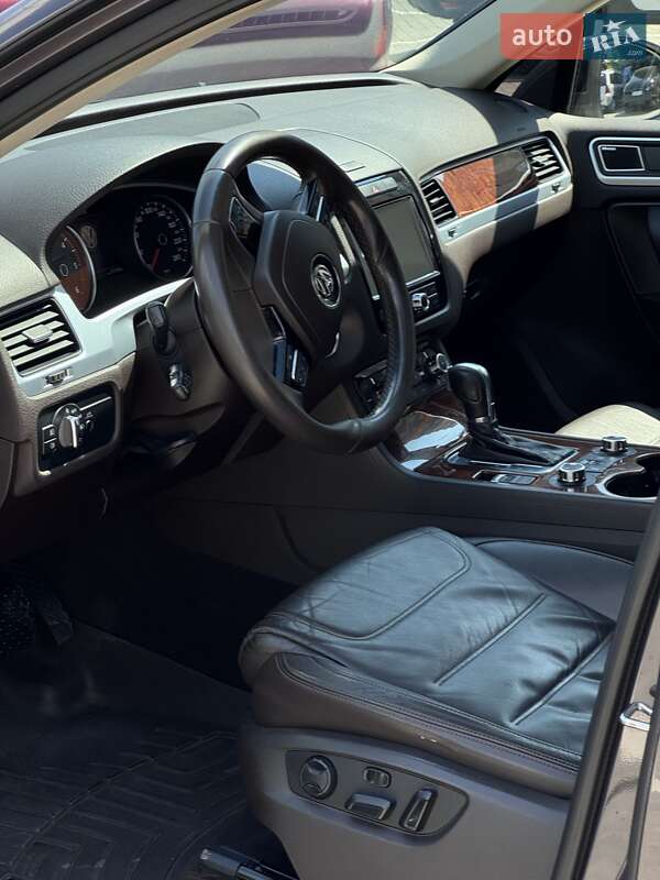 Внедорожник / Кроссовер Volkswagen Touareg 2012 в Днепре