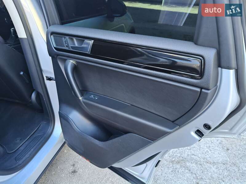 Позашляховик / Кросовер Volkswagen Touareg 2015 в Дніпрі фото 19 Позашляховик / Кросовер Volkswagen Touareg 2015 в Дніпрі