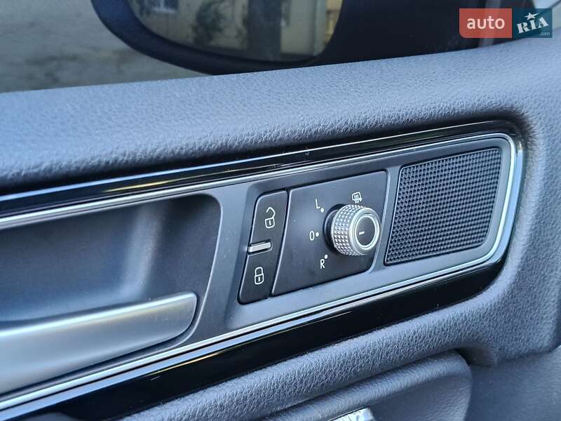 Позашляховик / Кросовер Volkswagen Touareg 2015 в Дніпрі фото 20 Позашляховик / Кросовер Volkswagen Touareg 2015 в Дніпрі