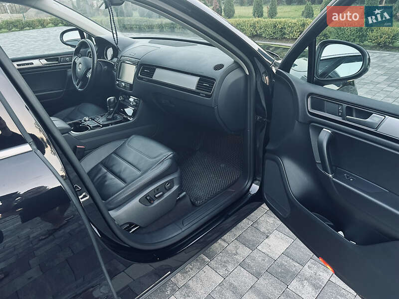 Внедорожник / Кроссовер Volkswagen Touareg 2017 в Мукачево