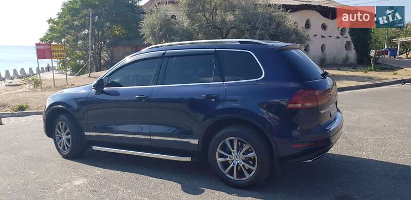 Внедорожник / Кроссовер Volkswagen Touareg 2012 в Черноморске