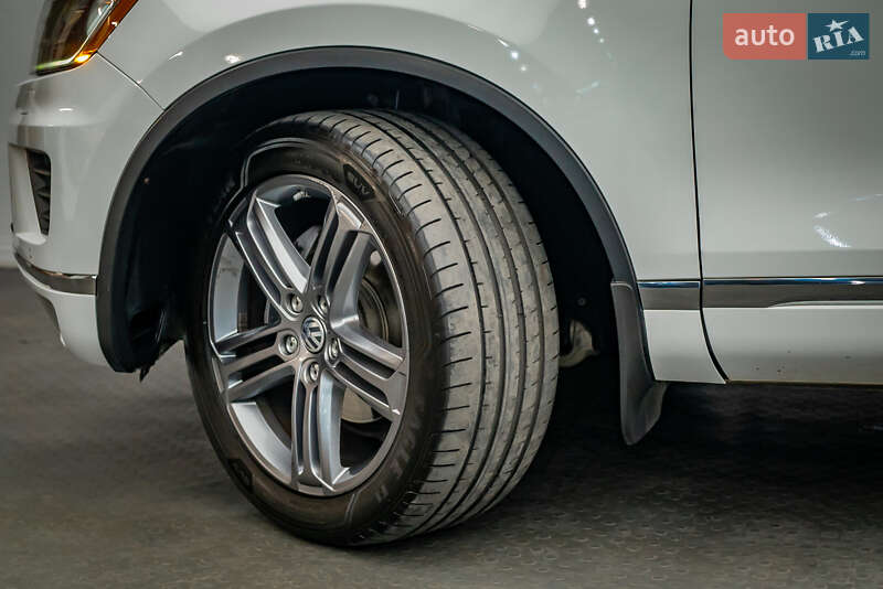 Внедорожник / Кроссовер Volkswagen Touareg 2015 в Киеве