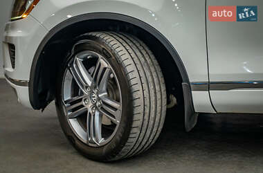 Внедорожник / Кроссовер Volkswagen Touareg 2015 в 