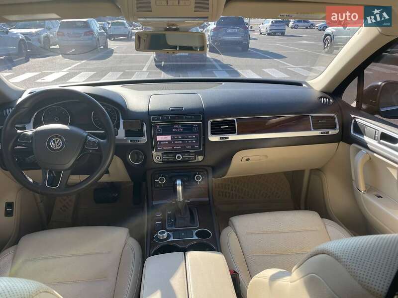Внедорожник / Кроссовер Volkswagen Touareg 2015 в Киеве