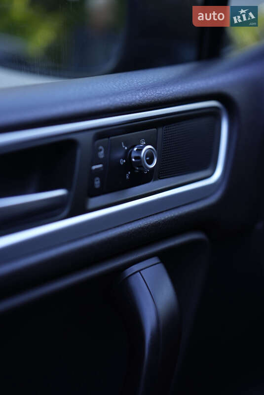 Внедорожник / Кроссовер Volkswagen Touareg 2010 в Сумах