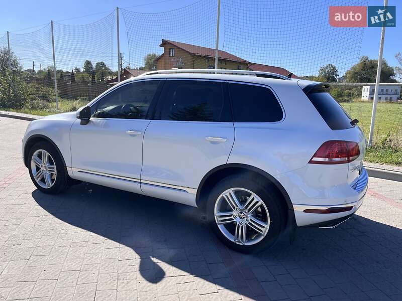 Внедорожник / Кроссовер Volkswagen Touareg 2016 в Львове