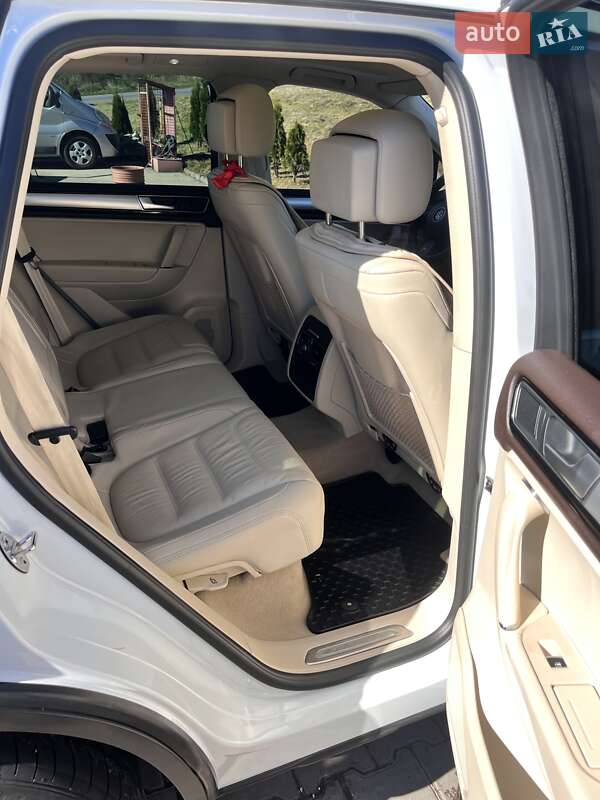 Внедорожник / Кроссовер Volkswagen Touareg 2016 в Львове