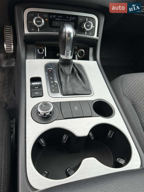 Внедорожник / Кроссовер Volkswagen Touareg 2012 в Житомире