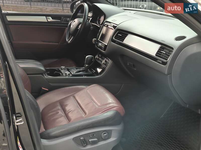 Внедорожник / Кроссовер Volkswagen Touareg 2010 в Харькове