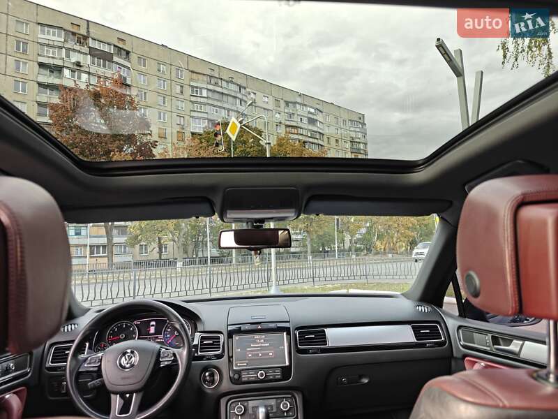 Внедорожник / Кроссовер Volkswagen Touareg 2010 в Харькове