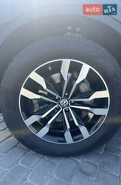 Позашляховик / Кросовер Volkswagen Touareg 2018 в 