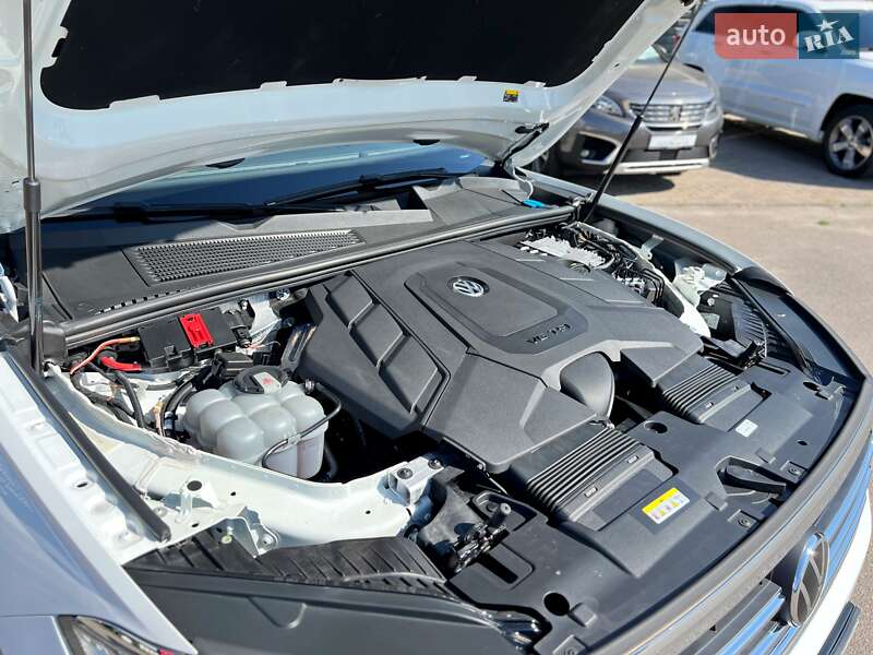 Внедорожник / Кроссовер Volkswagen Touareg 2020 в Чернигове