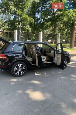 Внедорожник / Кроссовер Volkswagen Touareg 2012 в 