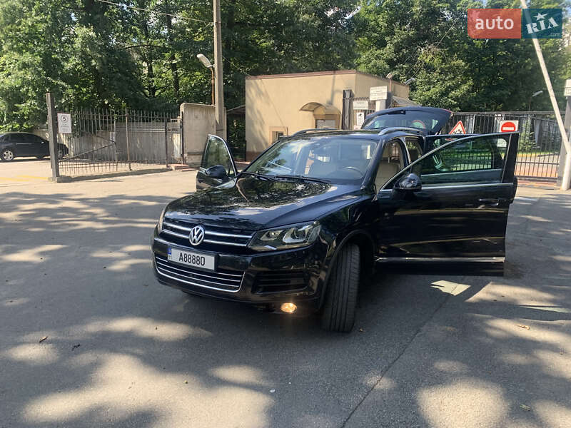 Внедорожник / Кроссовер Volkswagen Touareg 2012 в Киеве