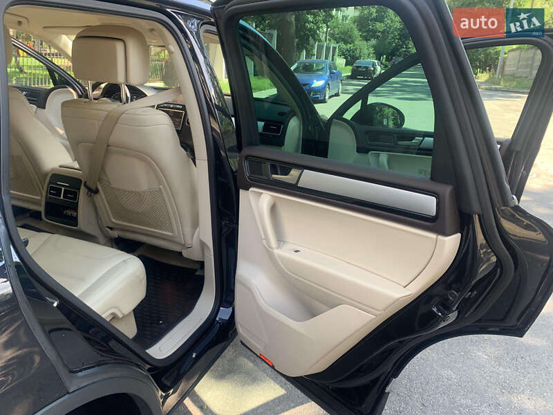 Внедорожник / Кроссовер Volkswagen Touareg 2012 в Киеве