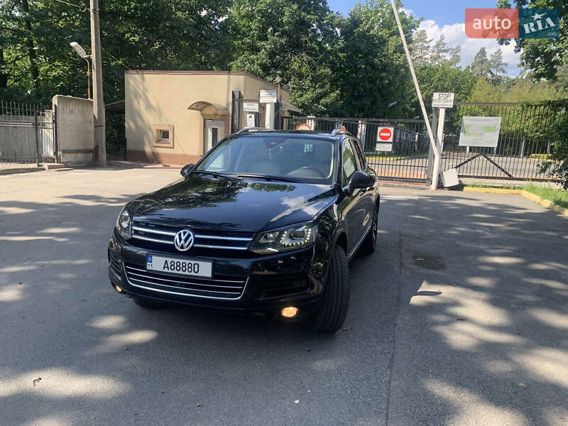 Внедорожник / Кроссовер Volkswagen Touareg 2012 в Киеве