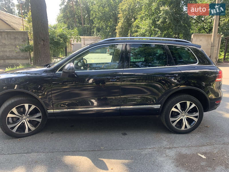 Внедорожник / Кроссовер Volkswagen Touareg 2012 в Киеве