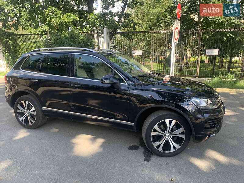 Внедорожник / Кроссовер Volkswagen Touareg 2012 в Киеве