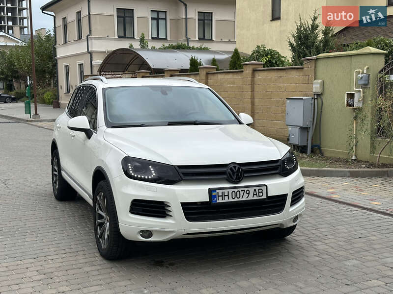 Внедорожник / Кроссовер Volkswagen Touareg 2011 в 