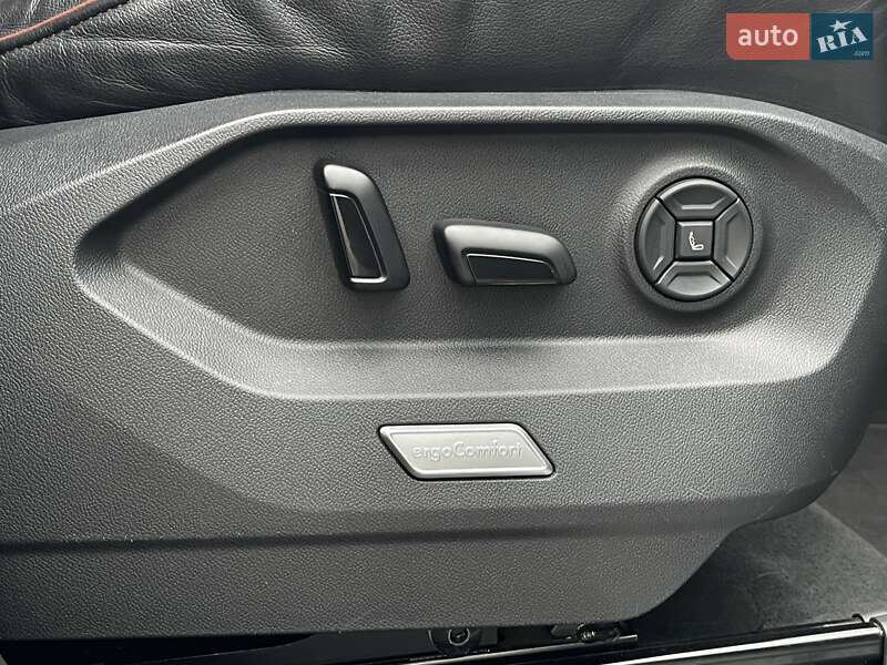 Позашляховик / Кросовер Volkswagen Touareg 2018 в Києві