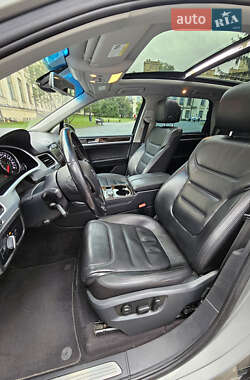 Внедорожник / Кроссовер Volkswagen Touareg 2013 в 